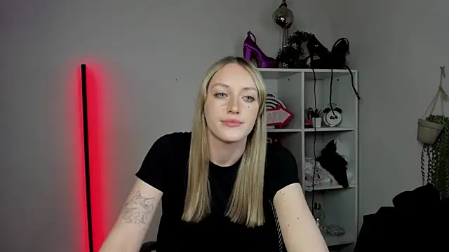 EvelynBlond webcam