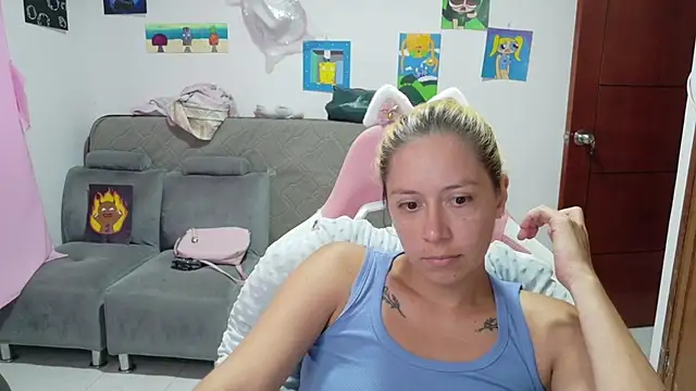 MommyMiaWs webcam