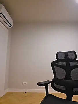 Webcam Model (MiaRides19)  is live.Free join now!