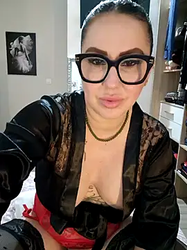 Webcam Model (SEXY-ZOE)  is live.Free join now!