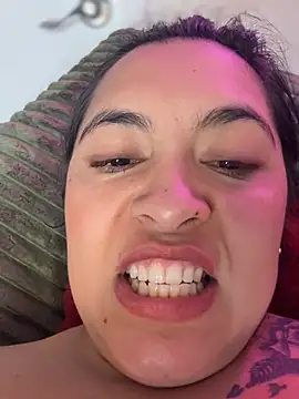 latina_curvy22 webcam