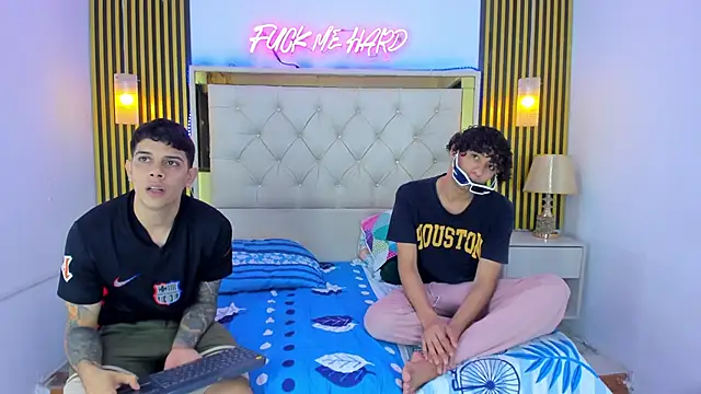 Adventurous_Boys webcam