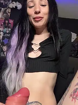 MissMidnightUK webcam