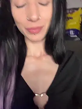 MissMidnightUK webcam