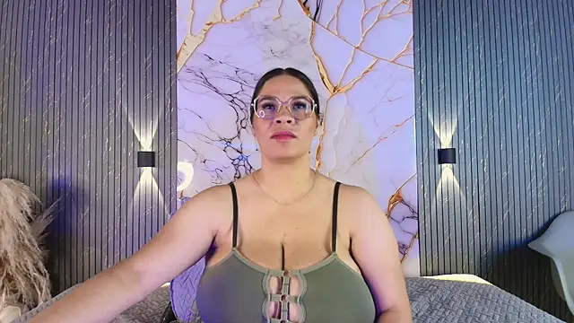 big_tits_in_your_face webcam