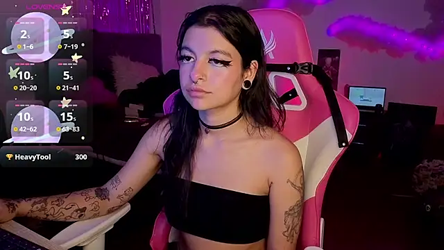 larah_uwu - Larah_uwu's free webcam