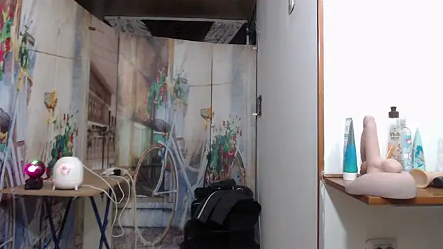 curly_greeneyed webcam