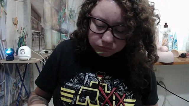 curly_greeneyed webcam