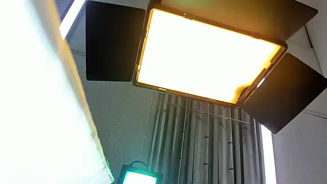 Aisha_hotts777 webcam