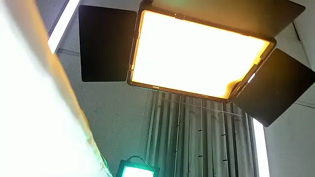 Aisha_hotts777 webcam