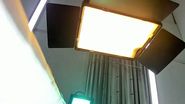 Aisha_hotts777 webcam