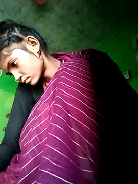 Webcam Model (Jooli_cuty)  is live.Free join now!