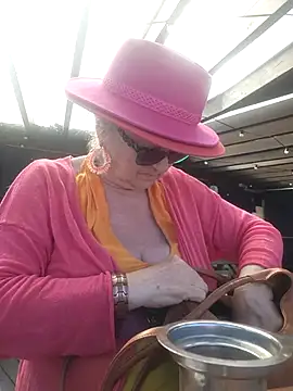 Webcam Model (Hot-Muci)  is live.Free join now!