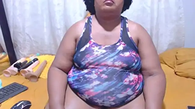 MatureBootyBabe4Uxx webcam