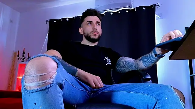 MightyAaron66 live sex cam