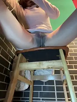 美女littleqiu在线直播