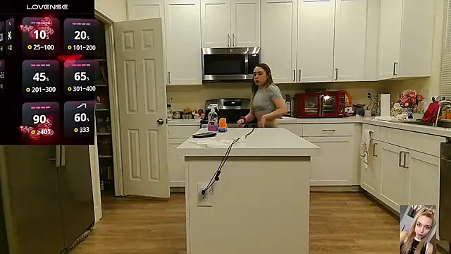 Blondiewithanass webcam