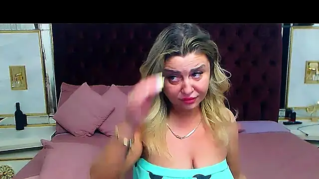 xplayfullblondexx webcam