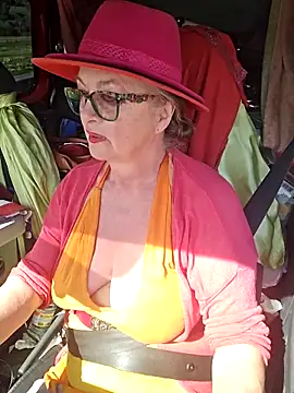 Webcam Model (Hot-Muci) is live