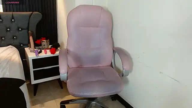 Webcam Model (Lolagolden1)  is live.Free join now!