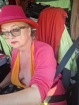 Webcam Model (Hot-Muci)  is live.Free join now!