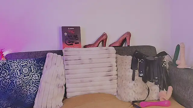 Laura_hotmilf webcam