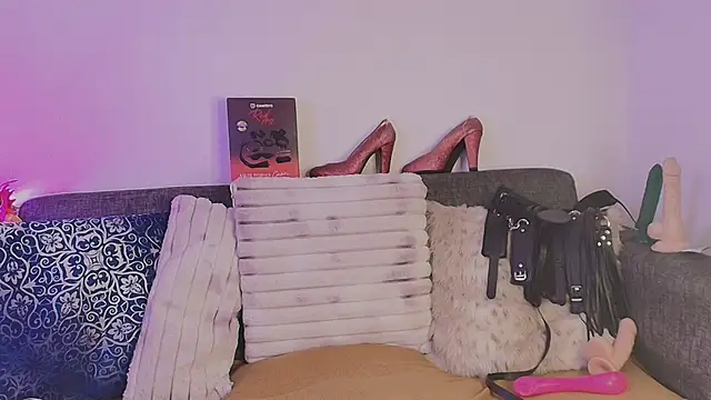 Laura_hotmilf webcam