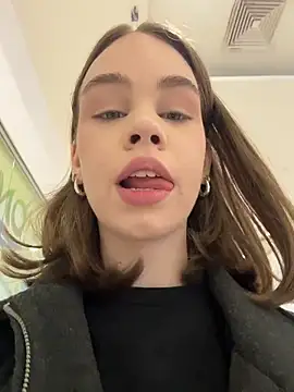 Street_young Live Webcam on Stripchat