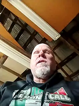 Reddog833 Live Webcam on Stripchat