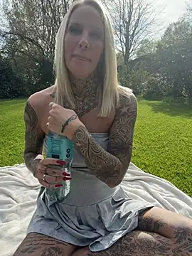 Lara-CumKitten live sex cam