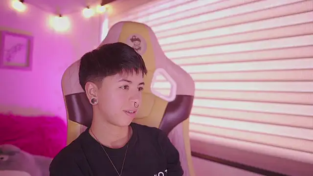 tommy_blue - Tommy_blue's free webcam - UK Sex Cams