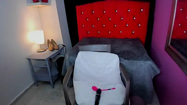 ScarletBigTitties webcam