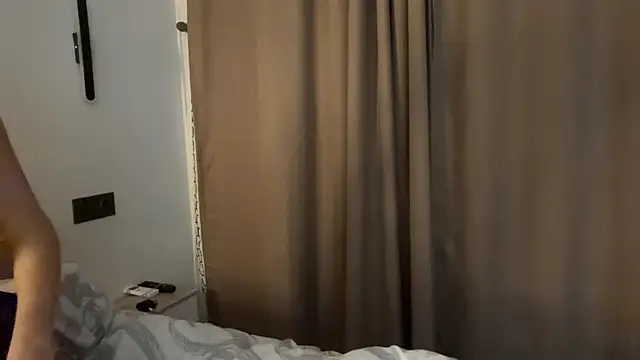 Ur_neighbor_Kira webcam