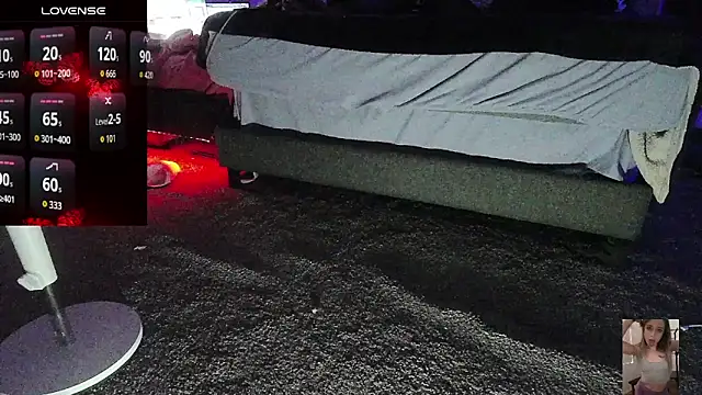 Blondiewithanass webcam