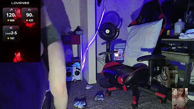 Blondiewithanass webcam