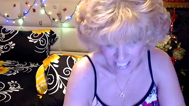HappyWomanOn webcam