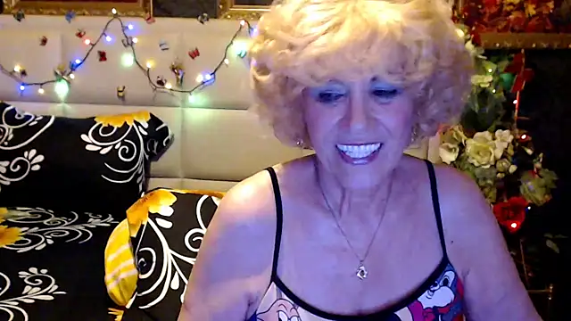 HappyWomanOn webcam