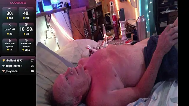 Pussyeat2please webcam