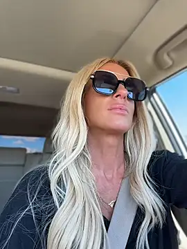 blondiluvsanal webcam