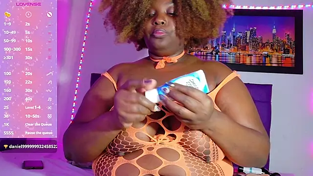 ebony_NeighborMoans webcam