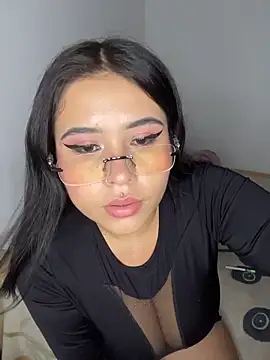 LunnaMoretti live sex cam