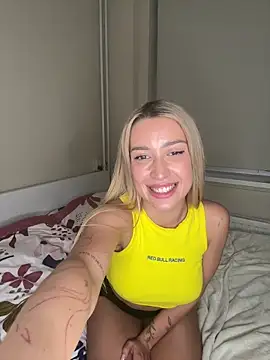 BlondeChiara Stripchat cam model
