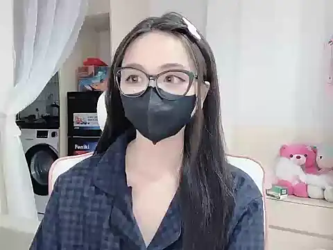 Vì từng bị ướt mưa nên muốn che ô cho người khác. Còn mình là mưa, mình làm mn ướt :)))