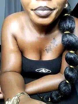 Hugemassivebootie webcam