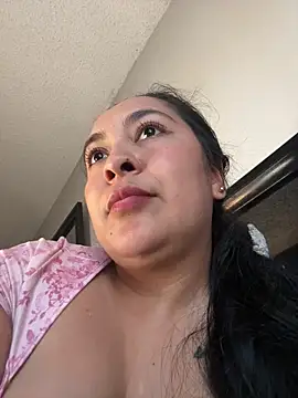 latina_curvy22 webcam