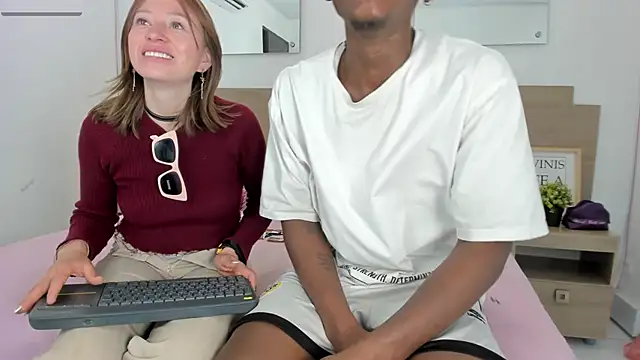 Ebony_N_Blonde webcam