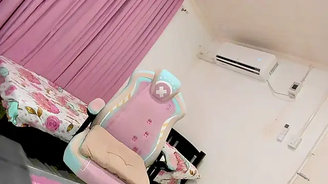 CraveMyCurves webcam