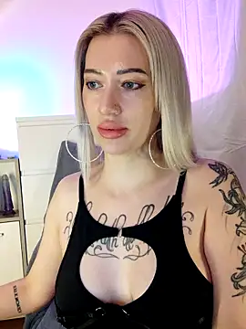 Webcam Model (Gina-Lumara)  is live.Free join now!