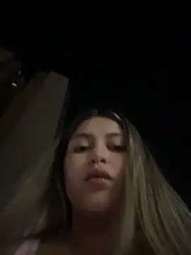 Webcam Model (lunablossom_)  is live.Free join now!