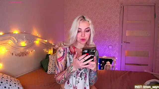 LillyMoure_ webcam